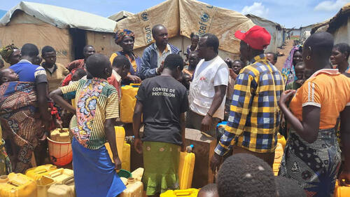 MSF staff are raising awareness among beneficiaries about the proper use and maintenance of WASH infrastructure at the Plaine SAVO camp to ensure the effectiveness and sustainability of the water distribution systems.