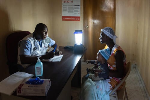 MSF doctor talks with patient Annette
