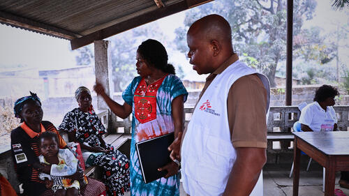 Dr Diane Dimbu et Dr Serge, Médecins aux cliniques mobiles de MSF expliquent aux bénéficiaires le fonctionnement de cliniques dans la zone de santé de Kisenso, à Kinshasa
