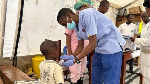 A nurse removes the catheter of a child being discharged from the cholera treatment unit (CTU) run by MSF, where patients are rehydrated to prevent life-threatening dehydration caused by cholera, in Mugunga, Goma, DRC, March 2025.  

To address the growing needs of cholera patients in Goma, MSF had launched an emergency response and treated more than 800 patients from February to April 2025 in collaboration with national authorities.