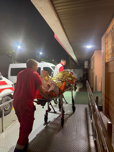 On 24 October, at around 6 pm, a Russian drone struck civilian infrastructure in Synelnykove, Dnipropetrovsk region, some 80 kilometres from the frontline. The strike occurred in an area with homes, cafés and shops, less than one kilometre from a hospital supported by Médecins Sans Frontières (MSF). Four people were  killed and more than 13 injured in the attack accroding to the Ukrainian authorities. The hospital responded to a mass-casualty incident. 

“We heard the sound of a drone, and moments later there was a loud explosion. Patients began arriving one after another with blast injuries to their limbs, abdomen, chest and head. Some also had burns. Several patients had severe bleeding and needed emergency surgery. One patient told me he had just stepped out for a coffee, but ended up in hospital with serious injuries,” says Karina Ivanova, an MSF anaesthetist. 

Local medical staff, working alongside an MSF anaesthetist and paramedics, treated 15 people, including four with severe injuries. An MSF ambulance transferred two patients — a 50-year-old woman and a 20-year-old woman — to a hospital in Dnipro for specialised surgery. 

Some patients, including 11-year-old child, experienced acute stress reactions and received mental health support from local psychologists. 

Repeated attacks by Russian forcesare killing and wounding civilians in the capital Kyiv, in regions next to the frontlines, and even in towns and cities hundreds of kilometres away in central and western Ukraine. MSF condemns attacks on civilian infrastructure. This is a war against people — against civilians trying to live their everyday lives.