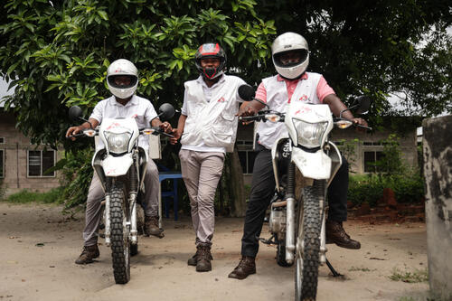 Équipe de motards affectés dans la zone de santé de Biyela en périphérie de la ville de Kinshasa.  Ils facilitent l'accès pour MSF dans certains coins difficilement atteignables, en transportant des intrants et autres matériels pour la recherche et la surveillance médicale dans le cadre du projet VIH à Kinshasa.
Face aux difficultés d'accès à certaines zones à travers le pays, MSF recoure à ses motards pour faciliter l’accès de son personnel et l’acheminement d’intrants médicaux et logistiques vers les personnes dans le besoin.