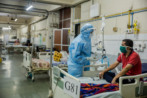 Doctor iilaya talking to patient pramod in the HFNC ward