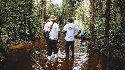 MSF staff are discussing with the owner of a canoe how to reach the Bonzane health area on the Mongala River. Accessing these areas is often a real logistical challenge due to the lack of viable transport options.