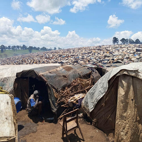 Partial view of the Plaine SAVO (Fataki) displacement site. The shelters, mostly made of tarpaulins and makeshift timber, cover several hectares. Access to drinking water and sufficient food remains severely inadequate for the approximately 70,000 displaced people at the site.