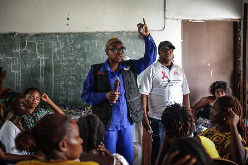 Avec l’appui de MSF, l’ONG Jeunes éclairés contre le SIDA sensibilise les jeunes des différentes écoles de Biyela au comportement responsable notamment l’usage de préservatif.