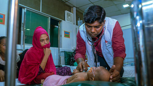 Dr. Md. Nadim Shahariyar, Deputy Hospital Director of MSF’s Kutupalong Hospital, visits the Paediatric Department and follows up on the condition of Aiyan Arfan (10 days old), who is critically ill. He speaks with the baby’s family about the child’s condition and the next steps in the treatment process.