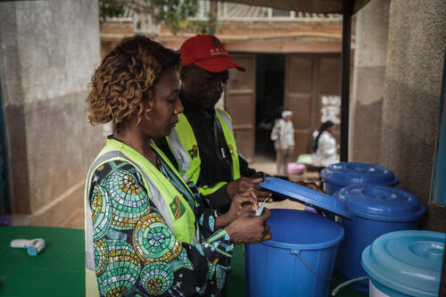 Community health workers contributing to reinforcing cholera prevention measures at the Ibanda health centre in South Kivu.
