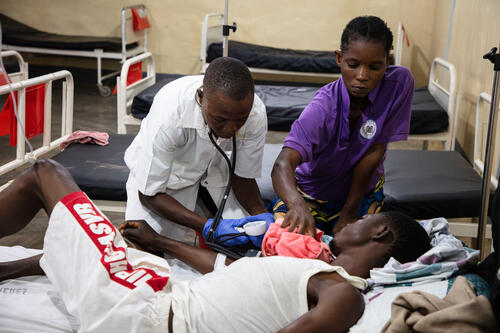 In the hospital emergency room, Kabinga Munanga, a nurse, treats this man suffering from intestinal bleeding.

–––

Aux urgences de l’hôpital, Kabinga Munanga, infirmier, s’occupe de cet homme qui souffre d’une hémorragie intestinale.