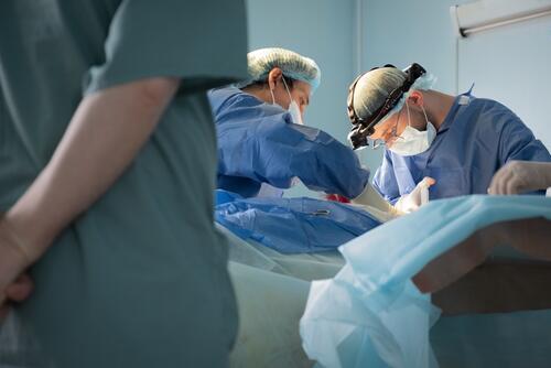 MSF doctors in the emergency department at Kostiantynivka hospital operate to remove shrapnel from a patient.