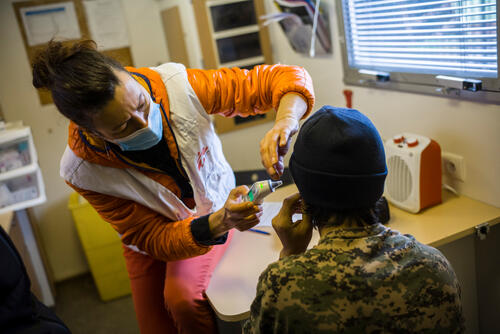 Mobile clinics to assist homeless people_consultation