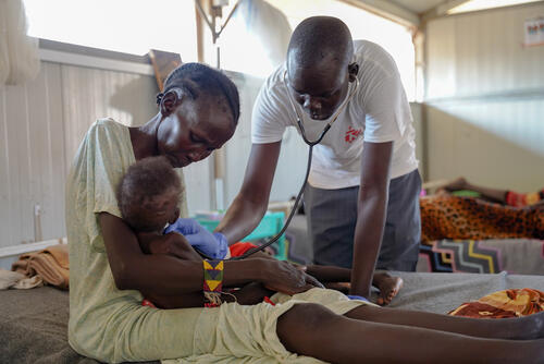 An MSF nurse examines a child admitted to an ITFC
