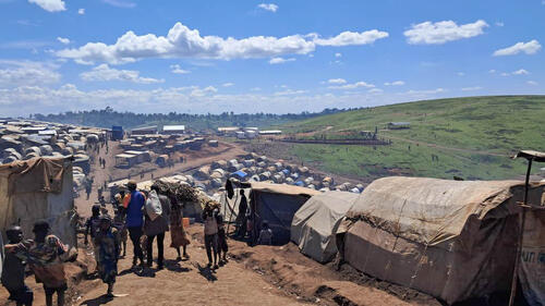 Partial view of the Plaine SAVO (Fataki) displacement site. The shelters, mostly made of tarpaulins and makeshift timber, cover several hectares. Access to drinking water and sufficient food remains severely inadequate for the approximately 70,000 displaced people at the site.