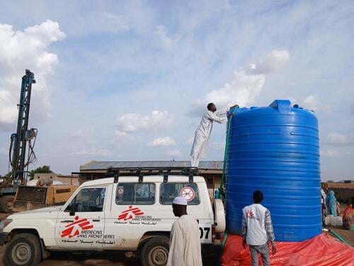 Water being provided in Al Safa camps during the early phase of MSF’s response in Abu Jubayhah.