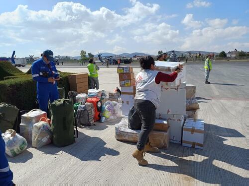 MSF_Delivering Aid Kit for helicopter movement