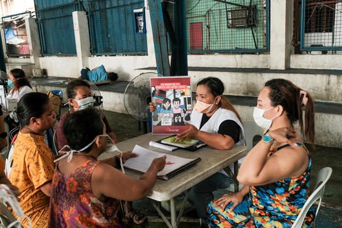 Best-selling author and philanthropist John Green traveled to the Philippines to learn about tuberculosis work in the country, specifically MSF's project in Tondo, Manila. The TB project is focused on active case-finding (ACF) activities, which includes a chest x-ray linked with computer-aided diagnostics, sputum collection, a medical examination by a doctor, and health education on TB, pictured here with ACF staff Girlie Manong.