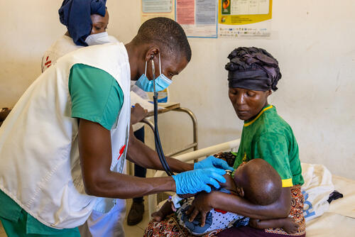 Manuel João, MSF medical technician, examines a patient who came seeking care for her child at the Palma health centre, in northern Mozambique, which MSF supported from  2021 to 2026.