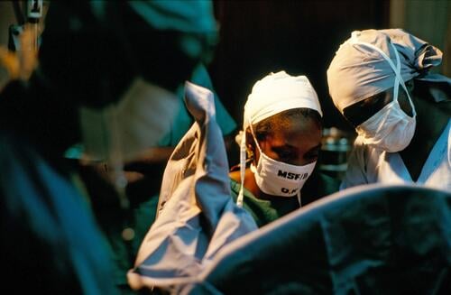Monrovia. Swede Relief Hospital. Chirurgie. Sept ans de guerre civile au Liberia ont laisse un pays en ruine, avec plus de 150.000 personnes mortes des suites du conflit, 700.000 autres refugiees dans les pays voisins (Cote d’Ivoire, Guinee et Sierra Leone) et le reste de la population en grande partie deplacee, essentiellement dans la capitale et d’autres grandes villes du pays. MSF France gere un hopital (Maryland) et un camp de refugies (Kolahun), MSF Belgique a rehabilite deux hopitaux sur Monrovia (Redemption Hospital et Swedish Relief Hospital), MSF Suisse travaille dans deux centres de sante dans la region du Bong (Salala et Fenutolie).