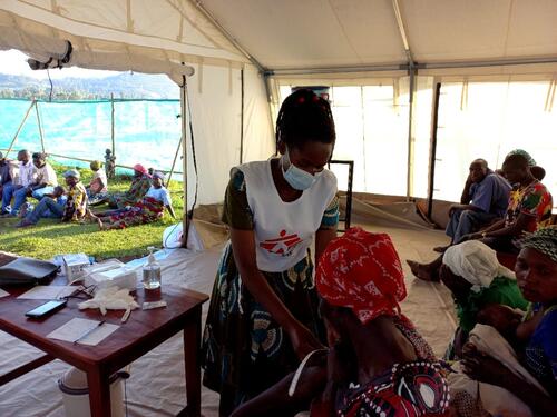 MSF vient en aide à 18 000 réfugiés congolais dans le camp de transit de Nyakabande