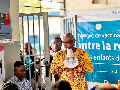 Modeste, chef des programmes  de MSF WACA, procède au lancement de la campagne de vaccination à Goma