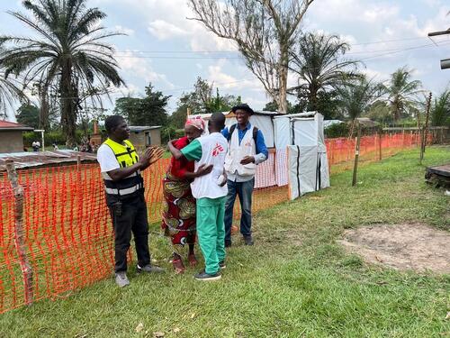 People are cheering the first patients who recovered from Ebola virus disease in the treatment centre in Bulape, now leaving the facility to return to their families.