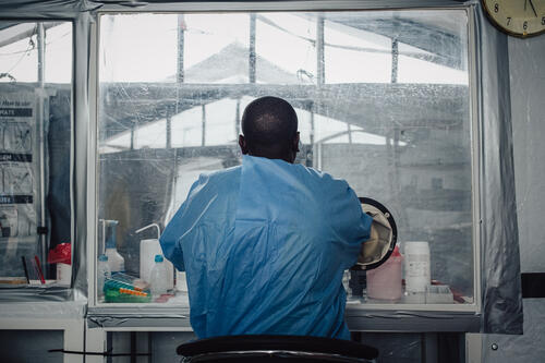 Déo travaille dans le labo qui se trouve dans le centre même. 

Déo works in the lab located right in the centre.