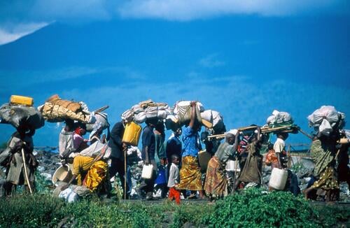 Tens of thousands of Rwandan refugees, fleeing the Zairian rebels, want to cross the border at Gisenyi, a small Rwandese town next to the Zairian town of Goma. MSF has set up refugee centers and delivers emergency aid.