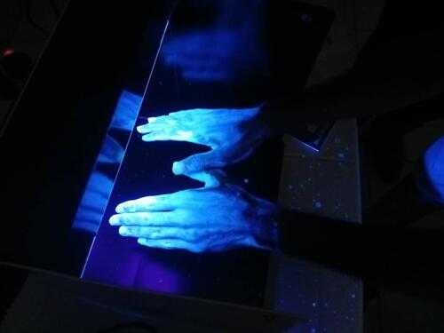 A trainee examines handwashing effectiveness under UV light during an infection prevention and control training session. The learning is part of the MSF Academy’s basic clinical nursing care programme.
Al-Hodeidah governorate – Yemen.