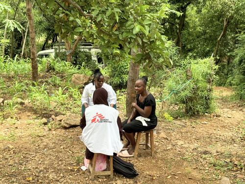 Ramla Ramadhan, MSF Patient Support Supervisor  (left), Leah Okode, MSF supported MOH counselor (far left) in a counseling sesssion during a home-based care visit with Belinda Odhiambo (right) caregiver to Monica Anyango Onduko  a patient in palliative care. Families are included in patient support, recognising their crucial role in a patient’s wellbeing.