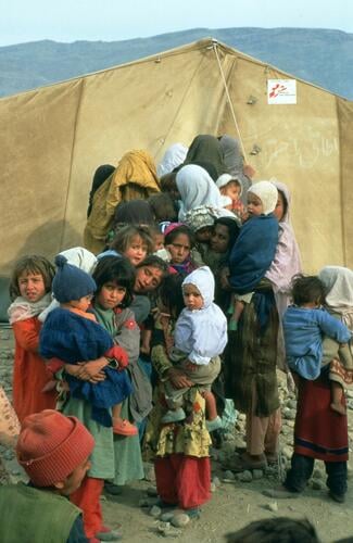Afghanistan, Jalalabad. Tente dispensaire dans un camp de réfugiés. Refugee children gather outside of an MSF clinic in the Sharhahid camp. More than 80.000 people are living in this IDP camp near the city of Jalalabad. These people fled Kabul after fighting intensified between mujahadeen commanders, but were stranded here when Pakistan closed its borders to all refugees. They rely completely on external aid.