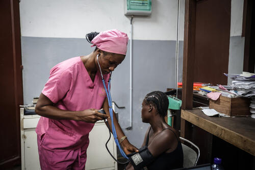 Une infirmière du ministère de la santé consulte une femme enceinte à la maternité où MSF soutient le service “Guichet Unique” PTME pour renforcer la prévention de la transmission du VIH de la mère à l'enfant.