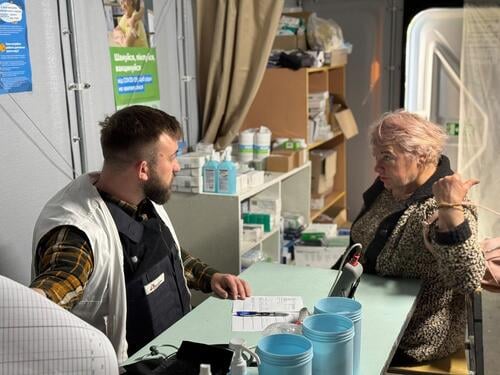 Лікар «Лікарів без кордонів» Григорій Петленко оглядає пацієнтку Антоніну Мірошникову, яка хворіє на цукровий діабет.