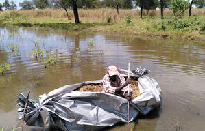 Man fleeing conflict in Upper Nile using makeshift raft