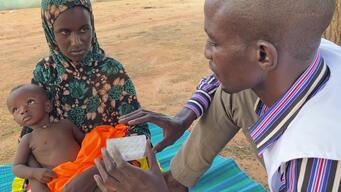 VIDEO – Saving children’s lives with bead necklaces in Mali – INT
