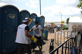MSF staff supporting the cleaning of bathrooms for the mobile population in the Viva México camp