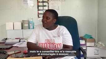 Lindokuhle, MSF patient testing the Pocket Clinic - FRENCH