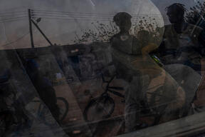 "We sit, we wait and we're scared": migrants' communities in Libya through the eyes of photographer Ricardo García Villanova