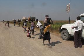 MSF’s emergency teams distributes high energy food to displaced people on the road from Bentiu to Leer.