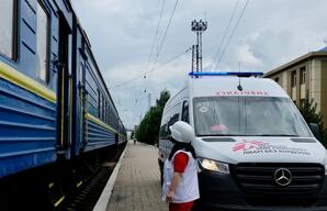 MSF paramedics prepare to transfer patients on the MSF medical evacuation train in Ukraine