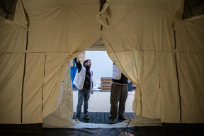 COVID-19: MSF sets up an inflatable tent in Reims hospital