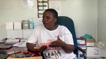 Lindokuhle, MSF patient testing the Pocket Clinic - INTER