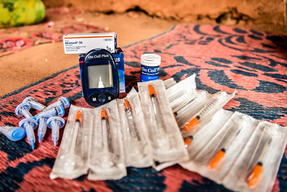 A treatment kit for patients with type 1 diabetes including a glucometer and glucometer strips, needles, insulin among others.