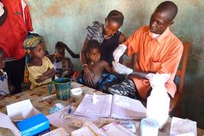 Guinea - Treating malaria within the community
