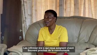 Phumzile, MSF patient testing the Pocket Clinic - FRENCH