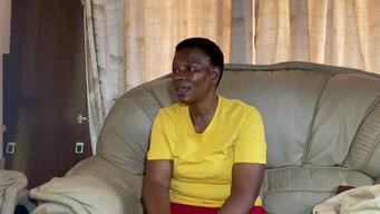 Phumzile, MSF patient testing the Pocket Clinic - INTER