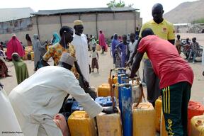 Puring water in jerrycans, Pulka