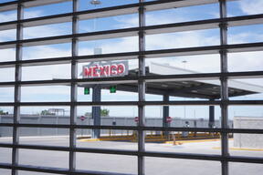 Mexico migrants displaced by violence flee to the USA
