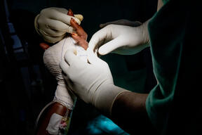 The journey of a wounded woman at MSF'SICA hospital in Bangui