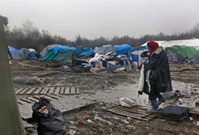 Tents in Grande Synthe before the moving