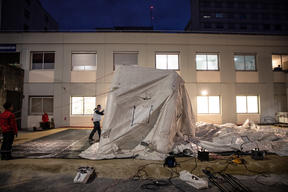 COVID-19: MSF sets up an inflatable tent in Reims hospital
